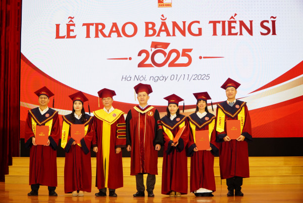 Lễ trao bằng tiến sĩ, thạc sĩ năm 2025: Trường Hóa và Khoa học sự sống khẳng định vị thế trong đào tạo sau đại học