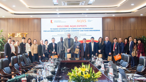 Ba chương trình đào tạo của Trường Hóa và Khoa học Sự sống đạt chứng chỉ kiểm định quốc tế AQAS (Đức)
