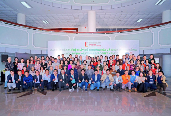 Tập thể cán bộ, giảng viên trường Hóa và Khoa học Sự sống cùng chụp ảnh lưu niệm