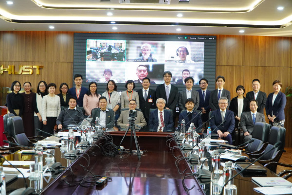 Representatives from the Vietnamese and Japanese sides pose for a group photo at the meeting session.