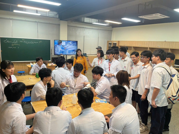 Gần 100 học sinh đã trực tiếp tham gia các thí nghiệm và hoạt động trải nghiệm, đồng thời tìm hiểu môi trường học tập, nghiên cứu thông qua các tương tác với giảng viên và sinh viên SCLS