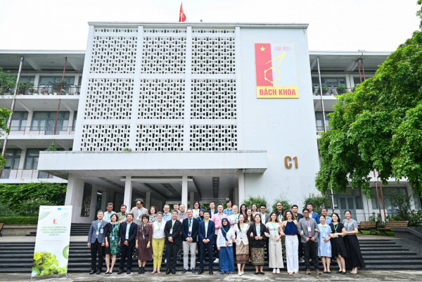 Trong những ngày tháng Tư, tại Đại học Bách Khoa Hà Nội, chương trình làm việc của Dự án CEBCAT đã chính thức diễn ra, quy tụ trí tuệ của 11 đối tác đến từ 7 quốc gia.