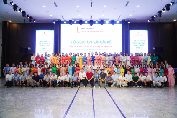 Toàn thể cán bộ giảng viên trường Hóa và Khoa học Sự sống chụp ảnh kỷ niệm tại Hội nghị tập huấn.