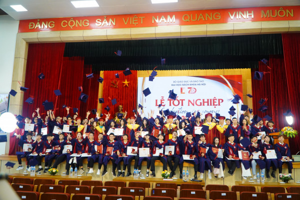 350 tân kỹ sư, cử nhân Trường Hóa và Khoa học Sự sống bước vào những lĩnh vực giàu triển vọng
