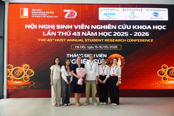 Nhóm sinh viên NCKH chụp ảnh cùng giáo viên hướng dẫn.