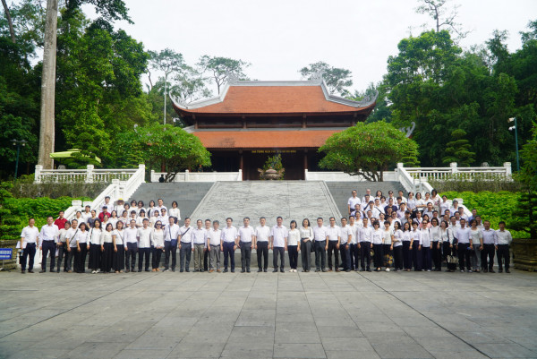 Nhà tưởng niệm Chủ tịch Hồ Chí Minh khởi công xây dựng tháng 3 năm 2014, khánh thành 2/9/2015. Tại đây, Đoàn đại biểu thành kính dâng hương, dâng hoa, bày tỏ sự biết ơn sâu sắc đối với công lao to lớn của Chủ tịch Hồ Chí Minh.