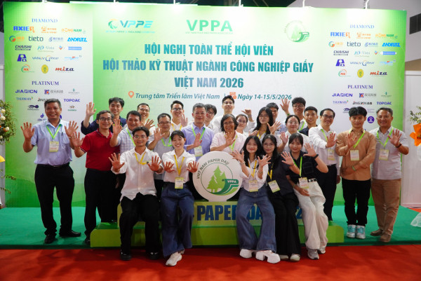 Thầy cô và sinh viên chuyên ngành Công nghệ Giấy và Bao bì dự Hội nghị.