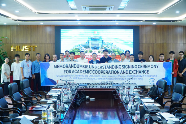 Đại diện hai bên chụp ảnh trên sân khấu.