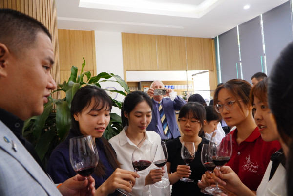 Sinh viên ngành Kỹ thuật thực phẩm được đại diện doanh nghiệp phân tích màu sắc, hương, vị, cấu trúc tannin, độ chua và hậu vị – những chỉ tiêu quan trọng trong đánh giá chất lượng đồ uống có cồn.