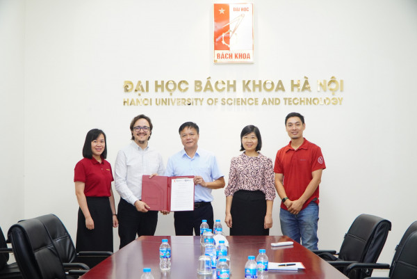 Đại diện hai bên chụp ảnh cùng biên bản ký kết.