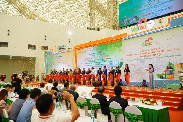 Các đại biểu cắt băng khánh thành khai mạc triển lãm