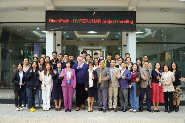 Đại biểu tham dự seminar chụp ảnh trước tòa nhà BK Alumni