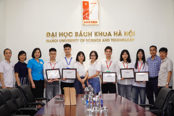Sinh viên nhận học bổng chụp ảnh cùng đại diện doanh nghiệp và đại diện nhà trường