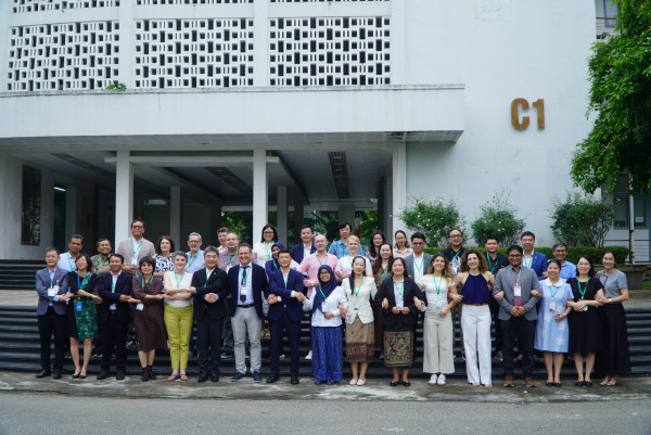 Trong những ngày tháng Tư, tại Đại học Bách Khoa Hà Nội, chương trình làm việc của Dự án CEBCAT đã chính thức diễn ra, quy tụ trí tuệ của 11 đối tác đến từ 7 quốc gia.