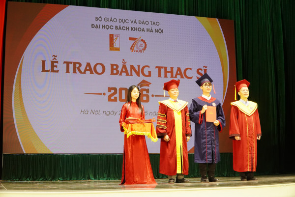 “Tấm bằng này là một bệ phóng, nhưng chính tinh thần học tập suốt đời mới là động cơ đưa các em đi xa”