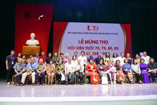 Các hội viên hội cựu chức được mừng thọ của trường Hóa và Khoa học Sự sống chụp ảnh kỷ niệm.
