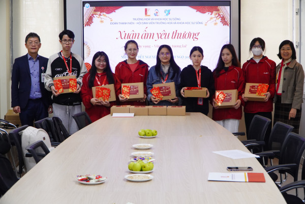 Trường Hóa và Khoa học Sự sống chăm lo Tết cho sinh viên có hoàn cảnh khó khăn