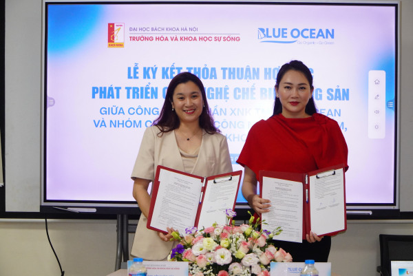 Đại diện hai bên chụp ảnh cùng biên bản ký kết
