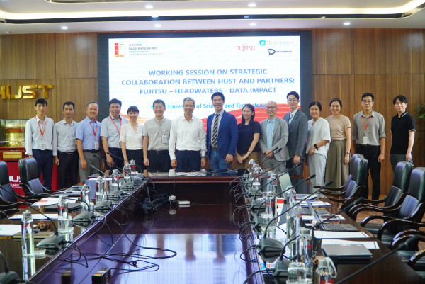 Đại diện các bên chụp ảnh lưu niệm