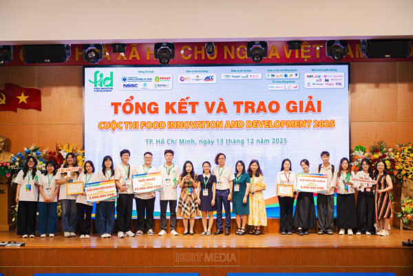 Ban Tổ chức trao giải cho các đội đoạt giải .