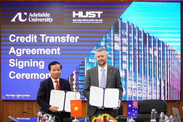 GS. Vũ Văn Yêm - Phó Giám đốc ĐHBKHN cùng GS. David Lloyd, Đồng Phó Hiệu trưởng Đại học Adelaide