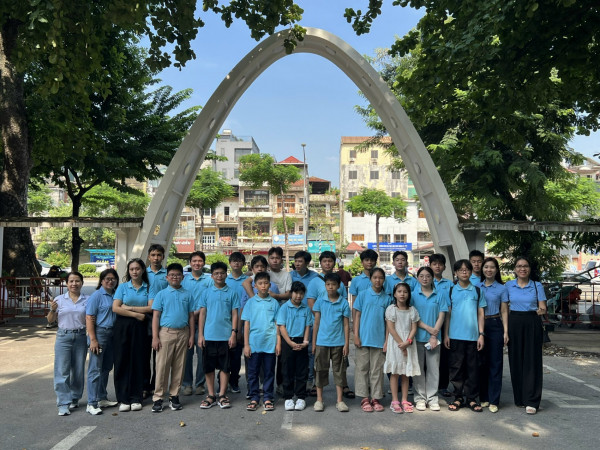 Học  sinh là con em cán bộ, công nhân viên Tổng Công ty Lọc hóa dầu Việt Nam (BSR) cùng cán bộ phụ trách chụp ảnh trước cổng Parabol.