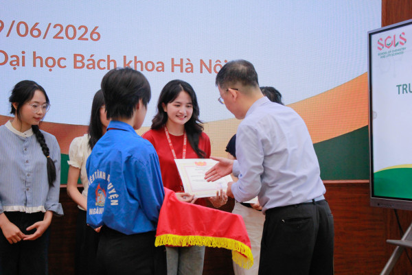 Trường Hóa và Khoa học Sự sống trao giải sinh viên Nghiên cứu khoa học