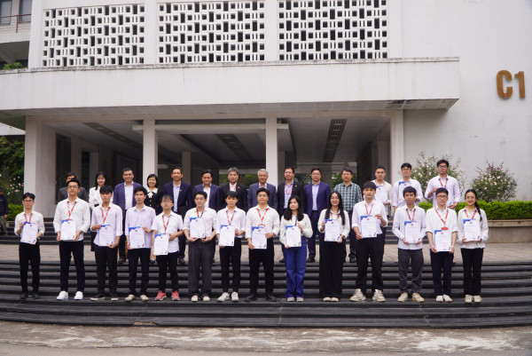 Lãnh đạo tập đoàn Petrolimex cùng Ban giám hiệu ĐHBKHN, thầy cô và sinh viên chụp ảnh trước quảng trường C1