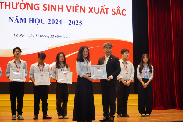 Thanh Thúy lên sân khấu nhận Giấy khen SV xuất sắc từ thầy Huỳnh Đăng Chính