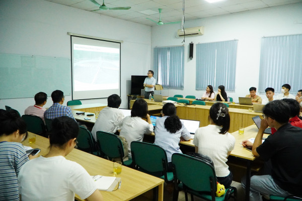 PGS. WATARI trình bày tại buổi Seminar khoa học