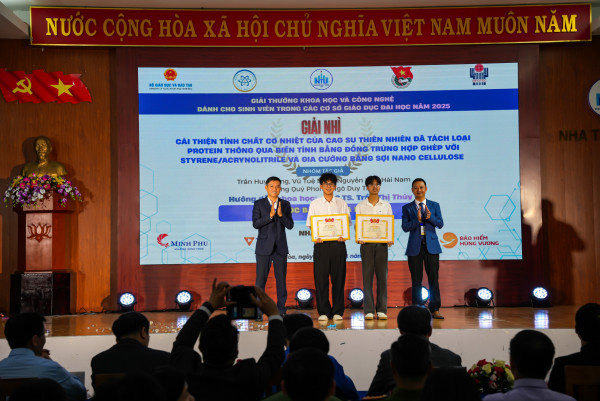 5 sinh viên Trường Hóa và Khoa học sự sống giành Giải Nhì toàn quốc với công trình nghiên cứu cải tiến cao su thiên nhiên