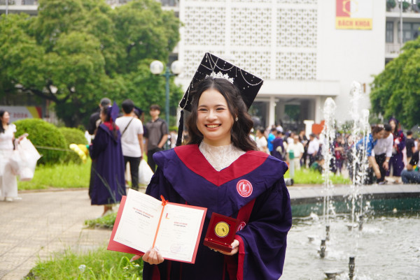 Dương Thảo Nguyên với tấm bằng tốt nghiệp xuất sắc trên tay