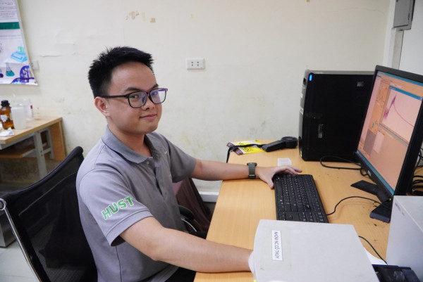 Vũ Trung Nam làm việc tại phòng thí nghiệm Hóa phân tích C1-413 của ĐHBK HN