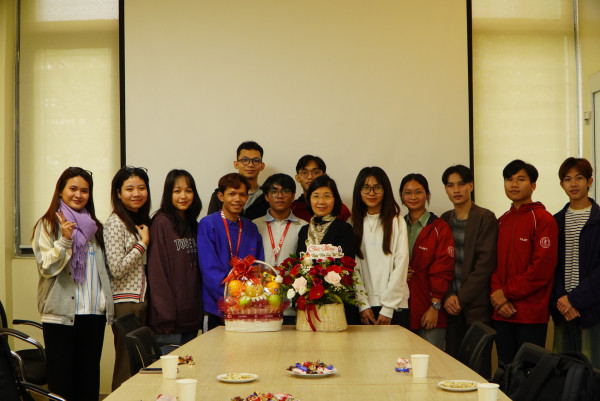 Đoàn lưu học sinh Campuchia thăm và chúc mừng các thầy cô Trường Hóa và Khoa học Sự sống