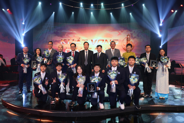 Các nhà khoa học và các em học sinh được tôn vinh trong chương trình Khát vọng Hải Đăng 2025