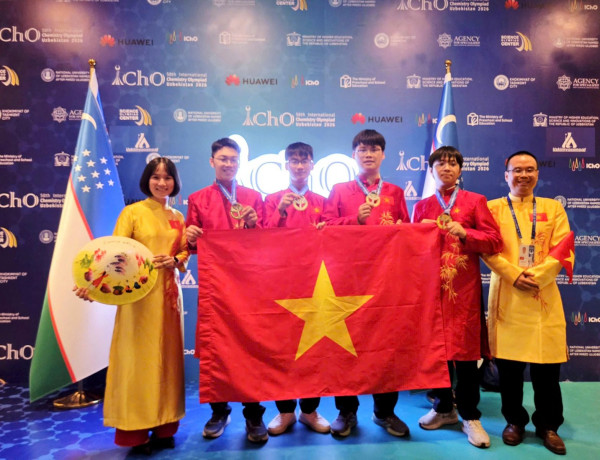 PGS. Nguyễn Thị Thu Hà (ngoài cùng bên trái) chụp ảnh cùng Đội tuyển quốc gia Việt Nam tại Olympic Hóa học quốc tế năm 2026 (IChO 2026).