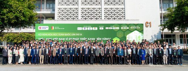 Toàn thể đại biểu tham dự Hội nghị Hóa học toàn quốc chụp ảnh trước quảng trường C1