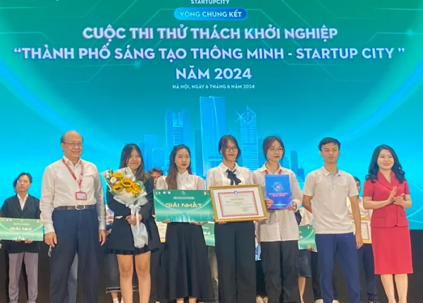 Đội thi của Đại học Bách khoa Hà Nội giành giải nhất tại cuộc thi. (Ảnh: Baomoi.com)