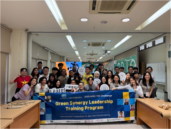 Nguyễn Diệu Phương Linh và Bùi Phương Mai tỏa sáng tại APEC YES Challenge 2025