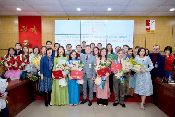 PGS. Chu Kỳ Sơn - Hiệu trưởng trường Hóa và Khoa học Sự sống và tập thể cán bộ tặng hoa chúc mừng 4 nhà giáo đạt tiêu chuẩn GS, PGS năm 2025.