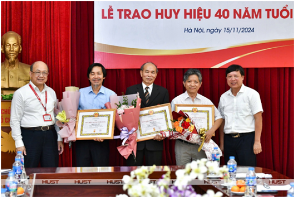 PGS. Nghiêm Trung Dũng vinh dự nhận huy hiệu 40 năm tuổi Đảng