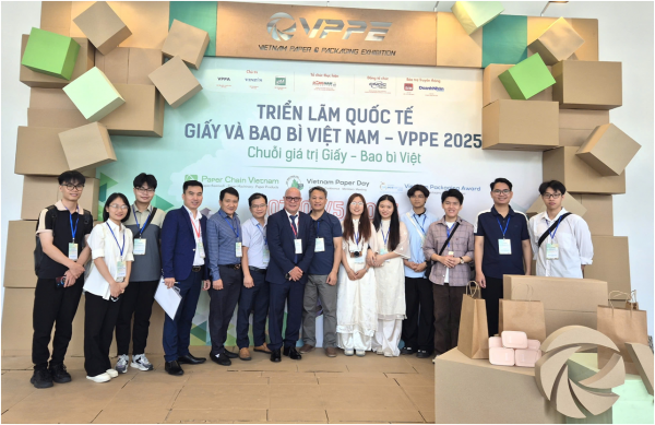 Đại diện Trường Hóa và Khoa học Sự sống tích cực góp mặt tại sự kiện ngành giấy lớn nhất trong năm