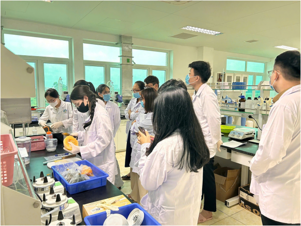 Chuẩn bị mẫu nông sản được gửi kiểm nghiệm