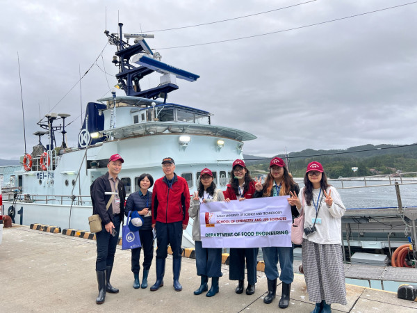 Đoàn thăm quan chợ cá tại Kesennuma