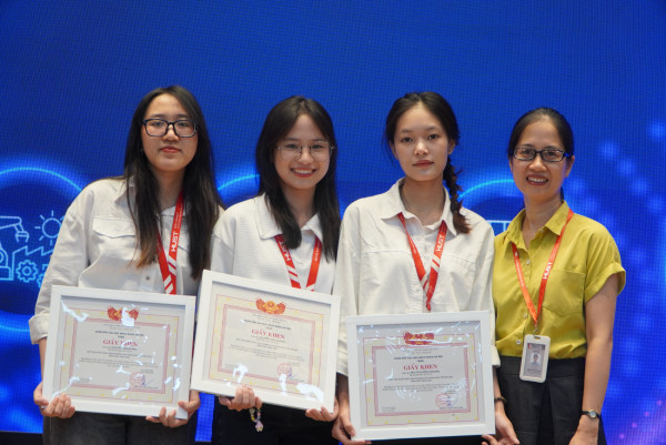 Nguyễn Kiều Giang cùng bạn lên nhận giải Nhất Nghiên cứu Khoa học cấp đại học năm học 2024-2025
