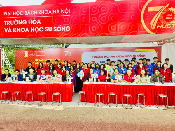 Trường Hóa và Khoa học Sự sống thu hút sự quan tâm của đông đảo phụ huynh và học sinh tại Ngày hội tư vấn tuyển sinh 2026