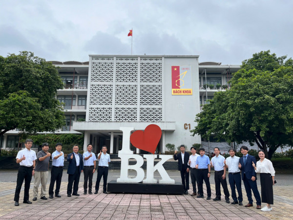 Đại diện tập đoàn Takasago Thermal Engineering Co., Ltd. (Nhật Bản) chụp ảnh lưu niệm trước tòa nhà C1