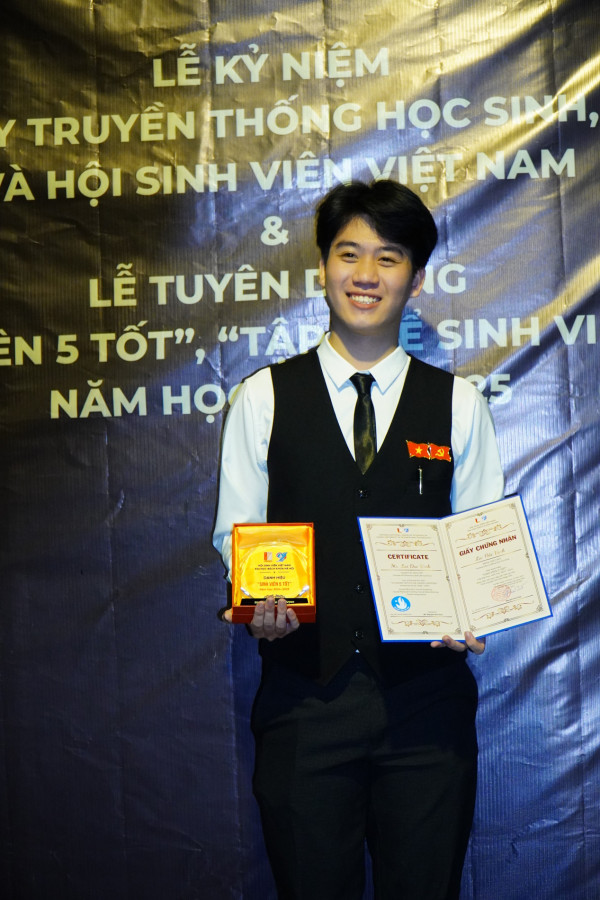 Lại Đắc Vịnh - sinh viên lớp Kỹ thuật Thực phẩm 02-K67, Trường Hóa và Khoa học sự sống, Đại học Bách khoa Hà Nội.