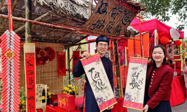 Bùi Việt Hoàng (bên trái) sinh viên lớp CH2-K67, Trường Hóa và Khoa học Sự sống, Đại học Bách khoa Hà Nội.