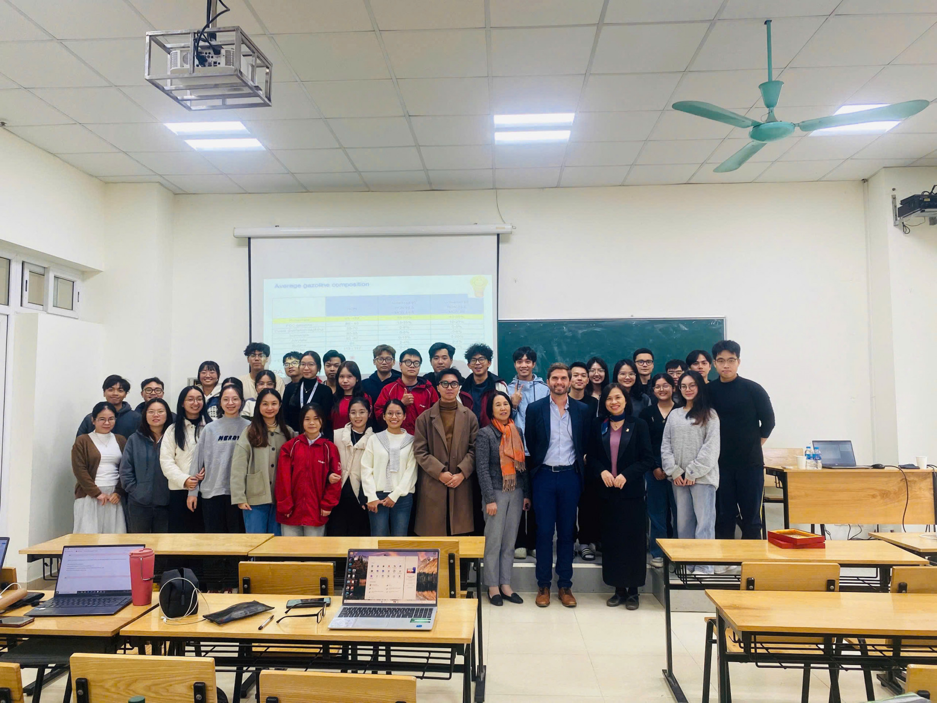 Khóa học về xúc tác dị thể được đông đảo sinh viên đại học, học viên cao học và nghiên cứu sinh tham dự.